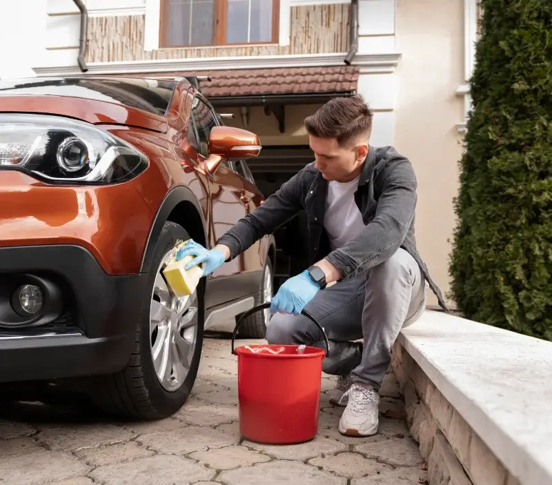 Lavage auto à domicile Le Louroux : professionnel intervenant sur un véhicule